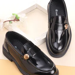 Cute Walk by Babyhug Loafers with Applique - Black-picture-40