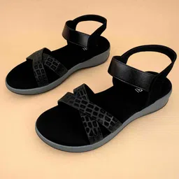 Ozuri Textured Open Toe Flatform Heels image 2