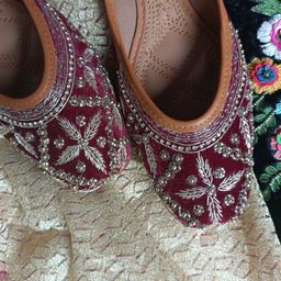 DESI COLOUR Women Maroon Ethnic Mojaris Flats-image-78