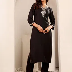 Varanga Floral Embroidered V-Neck Kurta-picture-41