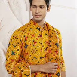 VASTRAMAY Men Printed Regular Kurta with Trousers & With Dupatta image 2