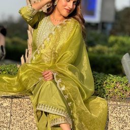 VredeVogel Women Ethnic Motifs Embroidered Regular Thread Work Kurta with Trousers & With Dupatta-14