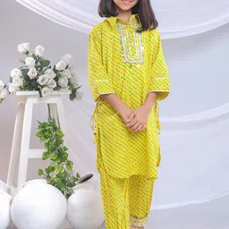 misbis Girls Leheriya Printed Regular Pure Cotton Kurta with Trousers-image-7
