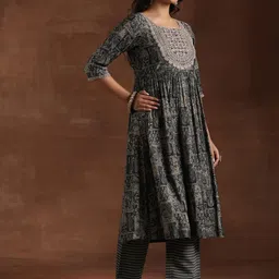Libas Ethnic Motifs Printed Kurta with Trousers & Dupatta image 5