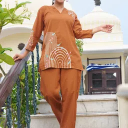 Kaftanize Embroidered V-Neck Tunic With Trousers Co-Ords-picture-21