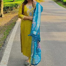 VredeVogel Ethnic Motifs Embroidered Thread Work V-Neck Kurta with Trouser & Dupatta-picture-52