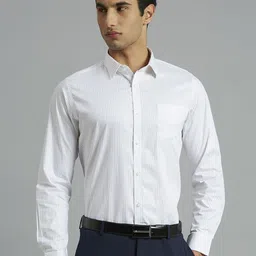Reid & Taylor Men India Slim Fit Cutaway Collar Vertical Striped Cotton Formal Shirt-picture-35