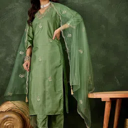 VredeVogel Women Floral Yoke Design Kurta with Trousers & Dupatta-23
