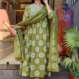 GRIOPY Floral Printed Empire Notch Neck Anarkali Kurta With Trousers And Dupatta-image-12