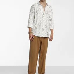 Campus Sutra Men Comfort Spread Collar Geometric Printed  Casual Shirt-image-98