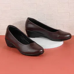 Mast & Harbour Wedge Pumps with Bows-58