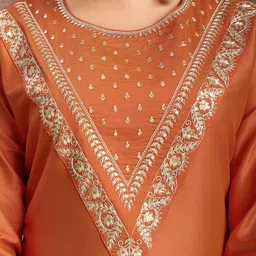 House of Pataudi Embroidered Kurta & Trousers With Net Dupatta Set image 5