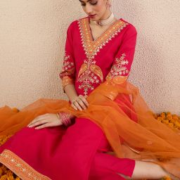 Women Silk Blend Kurta Pant Dupatta Set-image-6