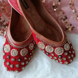 DESI COLOUR Women Embellished Ethnic Mojaris-40
