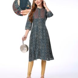 Bella Mama Woven Three Fourth Sleeves Embroidered Yoke Maternity Kurta With Pocket Ajrakh Print - Green-image-93