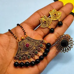 DIVYANSHI COLLECTION Women Gold Plated Studded Jewellery Set-35