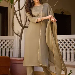 Fashion Basket Floral Yoke Design Thread Work Straight Kurta With Trousers & Dupatta-picture-30