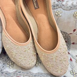 DESI COLOUR Women Embroidered Mojaris Flats-30