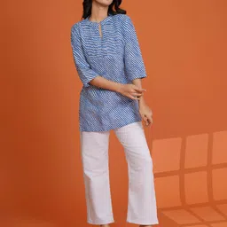 VIBE VISION Leheriya Printed Mandarin Collar Short Kurta-29