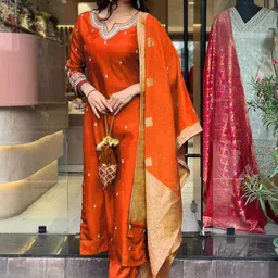 DIVASTRI Women Ethnic Motifs Embroidered Regular Chanderi Silk Kurta Set & Dupatta-image-25