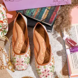 Froh Feet Women Embellished Ethnic Mojaris Flats-34
