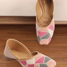 Iconics Women's Peach Ethnic Juttis-image-32