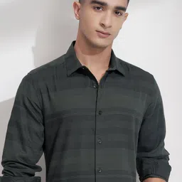 HIGHLANDER Men Comfort Fit Horizontal Striped Spread Collar Casual Shirt-image-62