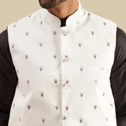 SOJANYA Men Embroidered Regular Kurta with Pyjamas With Nehru jacket image 3