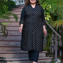 PrettyPlus by Desinoor.com Plus Size Foil Printed Mandarin Collar Tunic With Trousers image 2