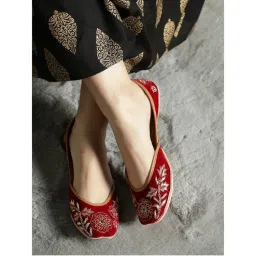 GLAM STORY Maroon Embellished Designer Punjabi Juttis For Women-picture-3