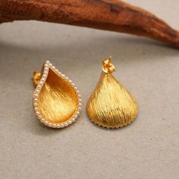 VIEN Stainless Steel Gold-Plated Artifical Beaded Shell Shaped Drop Earrings-image-89