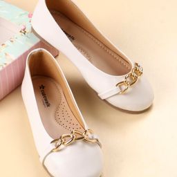 Cute Walk by Babyhug Slip On Solid Bellies with Chain Link - White-image-95