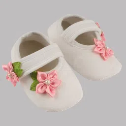 Daizy Floral Designed Velcro Closure Booties - White-picture-3
