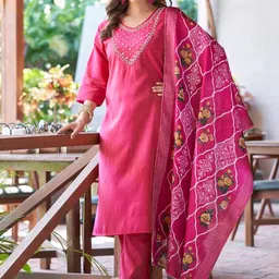 VredeVogel Women Floral Embroidered Regular Beads and Stones Kurta-picture-8