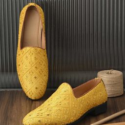 FOOTLOOSE Men Embelished Mojaris-image-94