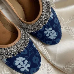 DESI COLOUR Women Embellished Ethnic Mojaris Flats-image-24