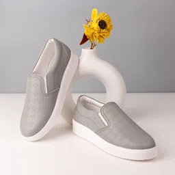 DressBerry Women Colourblocked Derbys-23