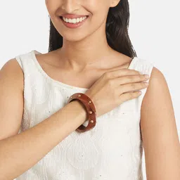 ATIBELLE Set Of 3 Gold-Plated Beaded & Round-Square Twisted Shaped Wooden Bangles image 4