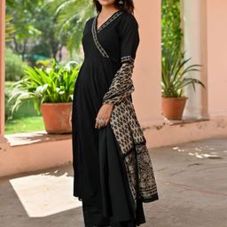 HETVI CREATION Women Solid Kurta with Trouser & Dupatta image 2