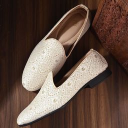 House of Pataudi Men Embroidered Lightweight Slip On Mojaris-image-25