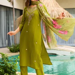 URMIR FASHION Women Floral Embroidered Regular Thread Work Kurta with Trousers & With Dupatta-picture-0