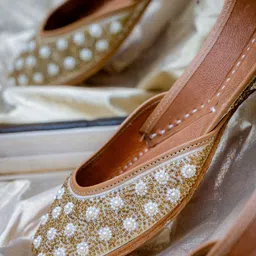 Anouk Women Ethnic Mojaris with Embroidered Flats-36