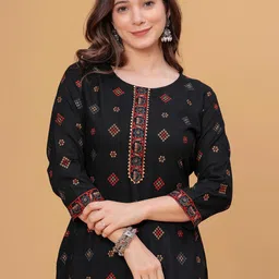 PURSHOTTAM WALA Women Floral Printed Gotta Patti Floral Kurta image 4