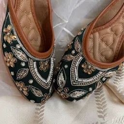 DESI COLOUR Women Embellished Ethnic Mojaris-image-91
