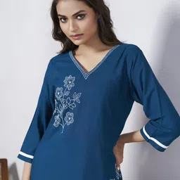 CANIZZARO Floral Embroidered V-Neck Thread Work Linen Straight Kurta-picture-46