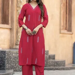 MITTOO Women Floral Embroidered Regular Kurta with Palazzos-18