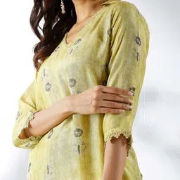 Label Ishnya Printed V-Neck Three-Quarter Sleeves Tunic With Trouser image 5