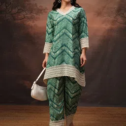 Vishudh Green Printed V-Neck Three-Quarter Sleeves Tunic With Trouser-image-14
