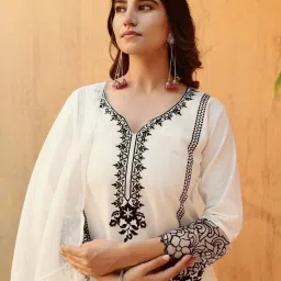 Women Chanderi Kurta Pant Dupatta Set-image-44