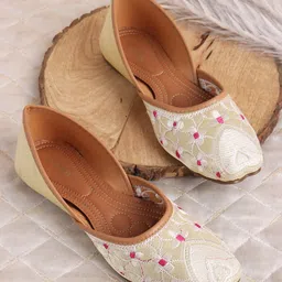 Anouk Women Embellished Ethnic Mojaris Flats-picture-2